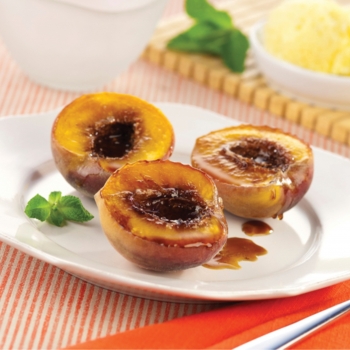 Grilled peaches with frozen mango yogurt